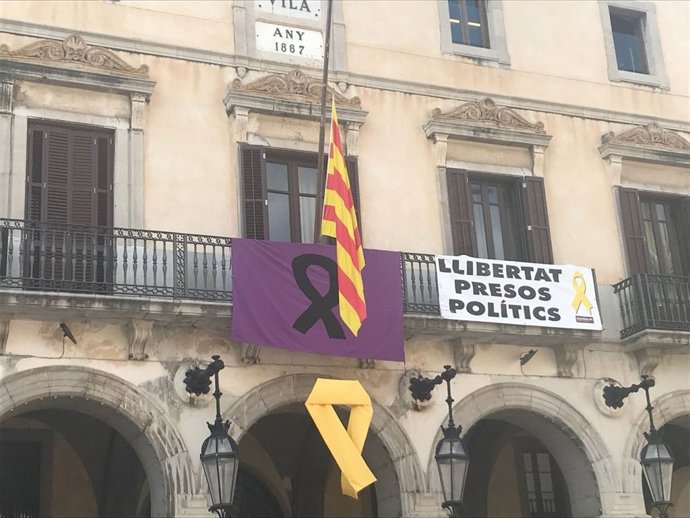 Façana de l'Ajuntament de Vilanova i la Geltrú amb un crespó negre