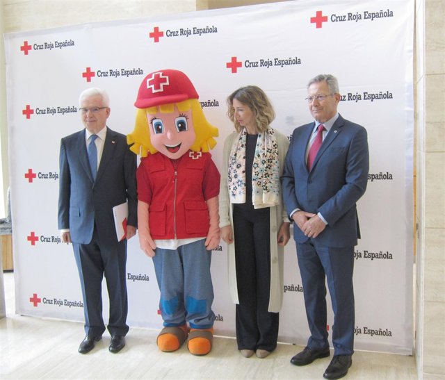 García, segunda por la derecha, durante el acto de Cruz Roja