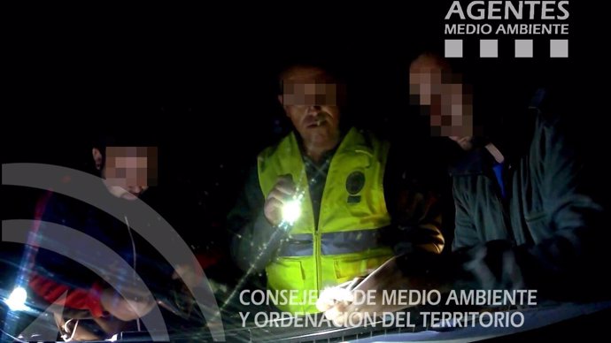 Un agente pide la identificación a los furtivos