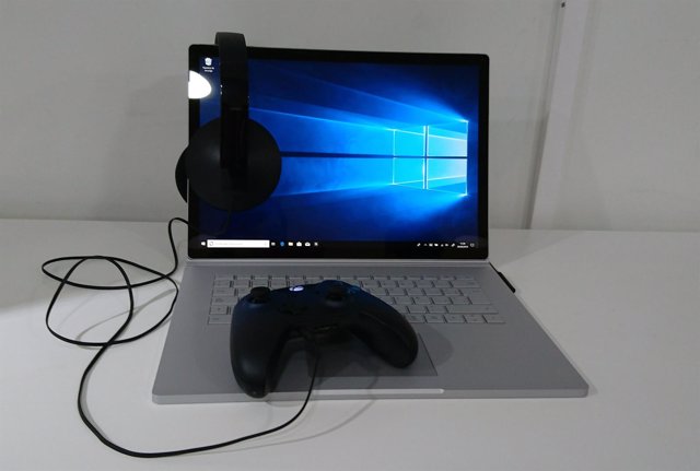 Surface Book 2 de 15 pulgadas con accesorios de Xbox 