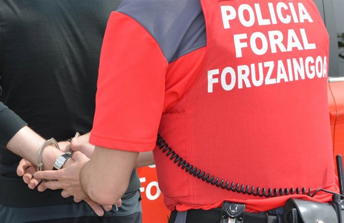 Policía Foral realiza una detención.