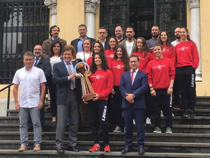 El presidente y el consejero con el Hostelcur Club Patín Solimar