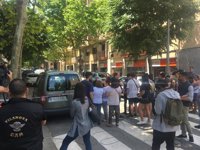 Los Mossos registran el domicilio del detenido por la muerte de una menor en Vilanova i la Geltrú