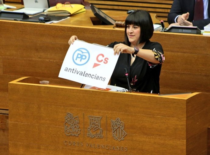 Cartel colgado por Compromís