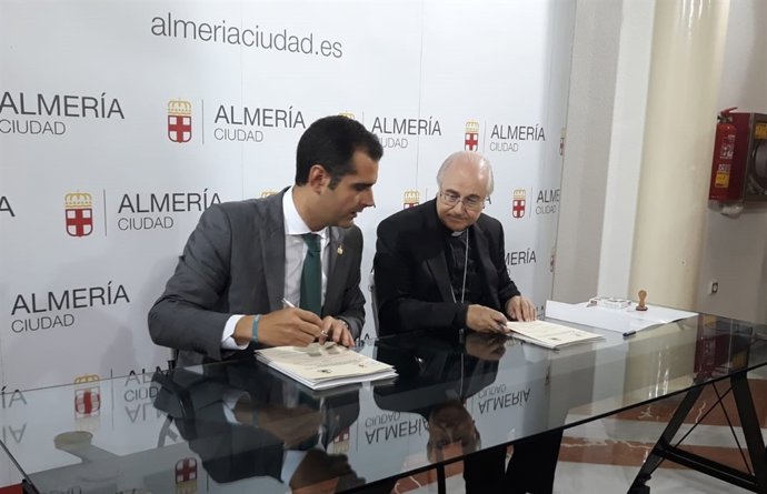 El obispo de Almería, Adolfo González Montes, junto al alcalde de la ciudad,