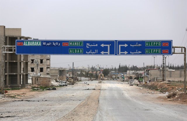 Cartel con rutas a Manbij en Al Bab