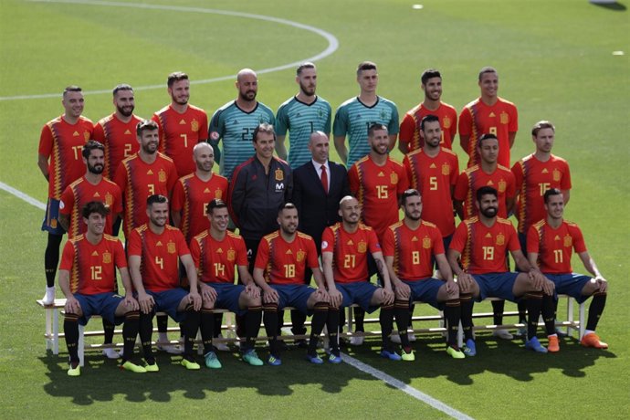 Los 23 internacionales, Lopetegui y Rubiales posan para la foto oficial