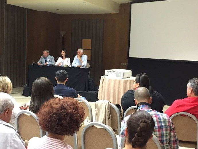 Gómez y Alcalde (izda.), en el acto de bienvenida
