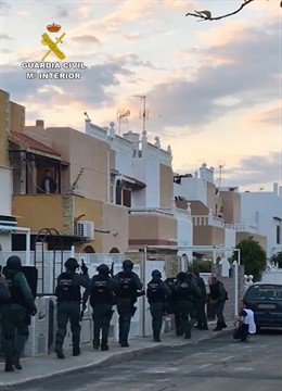 Agentes llegando a la vivienda detención