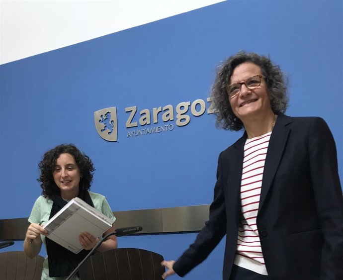 Arantza Gracia y Concha Gaudó, en el Ayuntamiento de Zaragoza