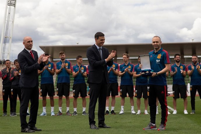 Pedro Sánchez y Luis Rubiales aplauden a Iniesta