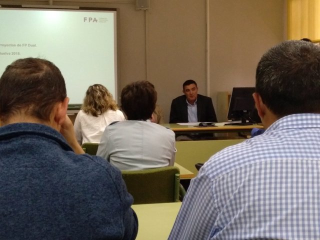 El delegado de Educación, Vicente Zarza, analiza el progreso de la FP Dual.