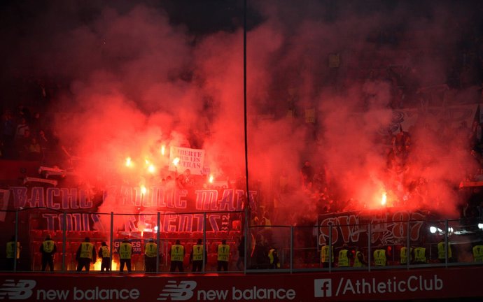 Ultras en las gradas de San Mamés en el Athletic-Olympique de Europa League