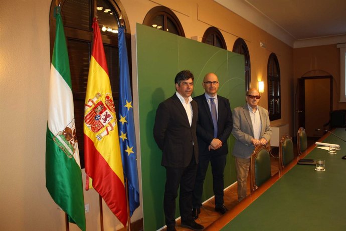 Carmona (centro), durante la presentación de 'Montilla hecho a mano'