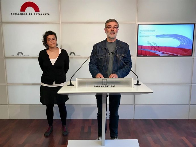 Los diputados de la CUP Carles Riera y Natàlia Sànchez