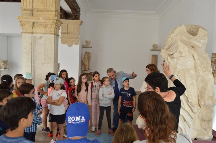 Alcalde, junto a un grupo de alumnos, en el museo