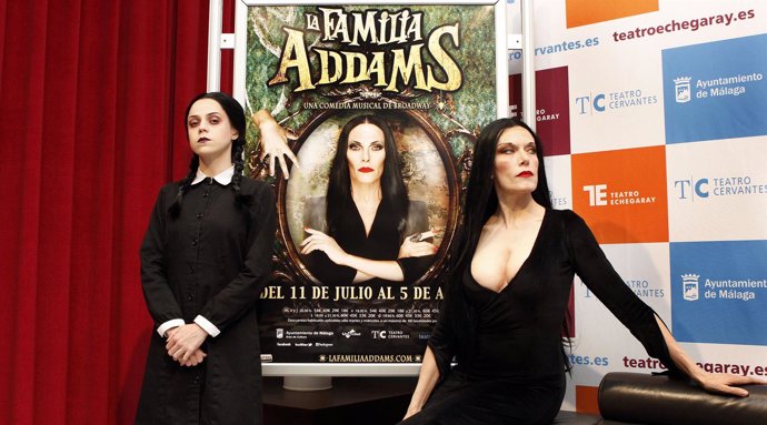 Actrices del musical 'La familia Addams' en Málaga
