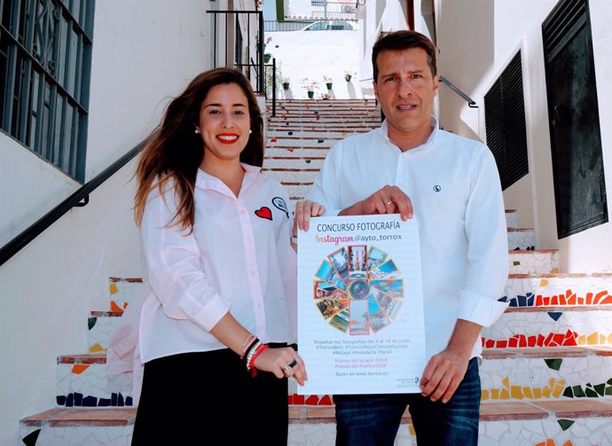 Alcalde de torrox oscar medina con concejala de cultura instagram concurso