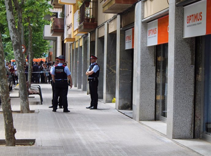 Mossos registran el piso del detenido por la muerte de una menor en Vilanova
