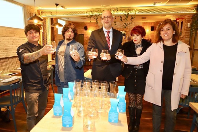 Diputación anima a la hostelería alavesa a servir el agua en jarra de cristal 