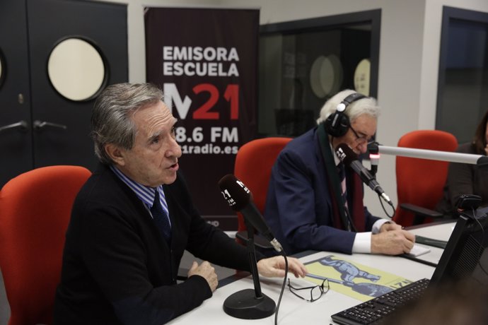 Iñaki Gabilondo y Luis del Olmo intervienen en un programa de la emisora M21