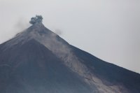 Guatemala ordena la evacuación "inmediata" de las zonas de rescate por una nueva erupción del Volcán de Fuego