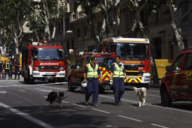 Imágenes de los bomberos de Madrid en el edificio que se ha derrumbado