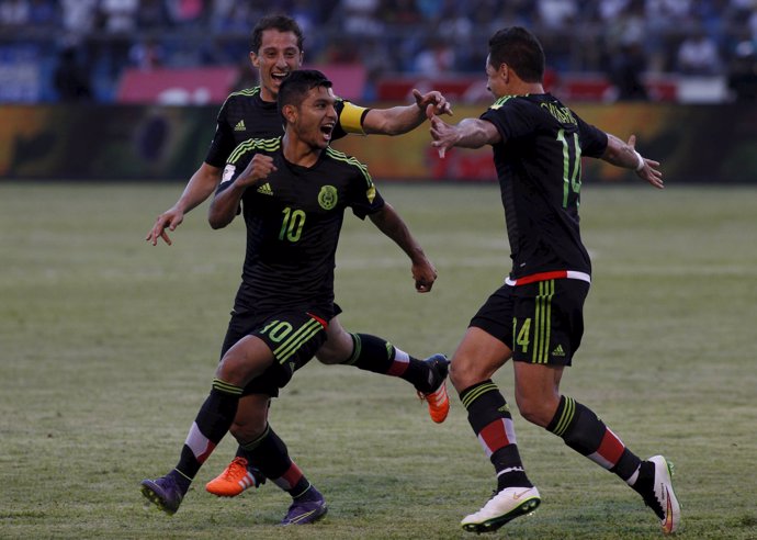 Chicharito Hernández, Corona y Guardado celebran un gol de México
