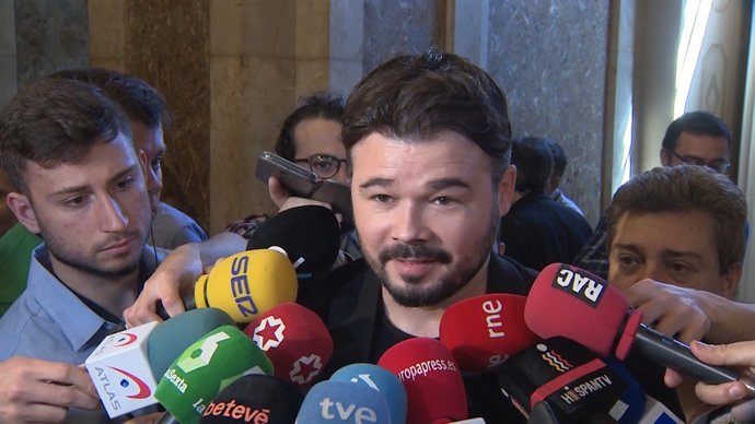 Gabriel Rufián als passadissos del Parlament