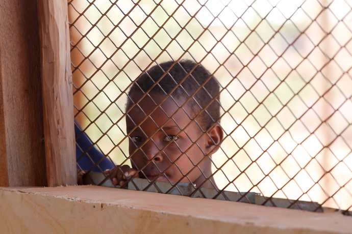 Una niña somalí mira por una ventana tras recibir ayuda en Dollow