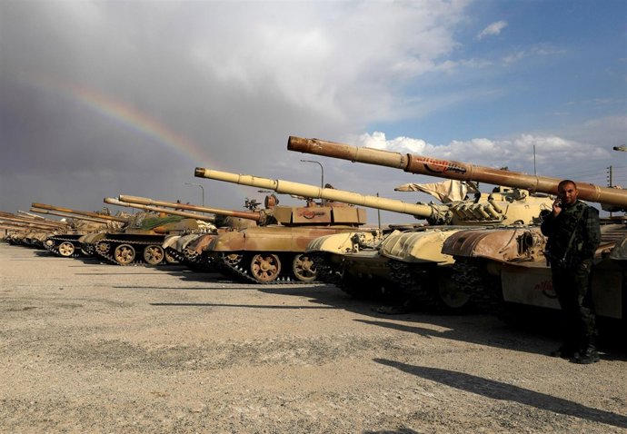 Militar sirio junto a carros blindados en Dumayr