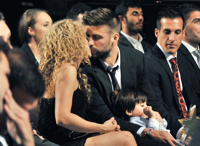 Shakira, Piqué i Milan durant una entrega de premis
