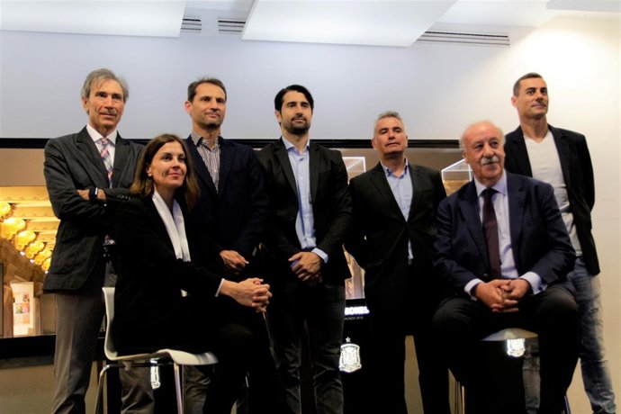 Foto de familia en el Espacio Selección, Vicente del Bosque y Cristina Burzako