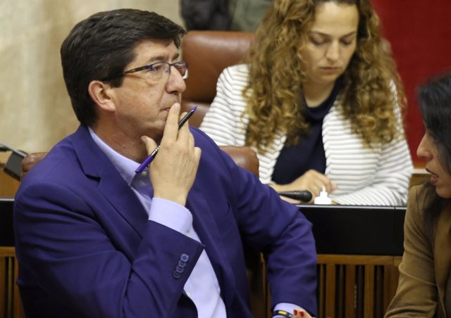 Juan Marín sigue la intervención de Susana Díaz en el debate sobre Andalucía