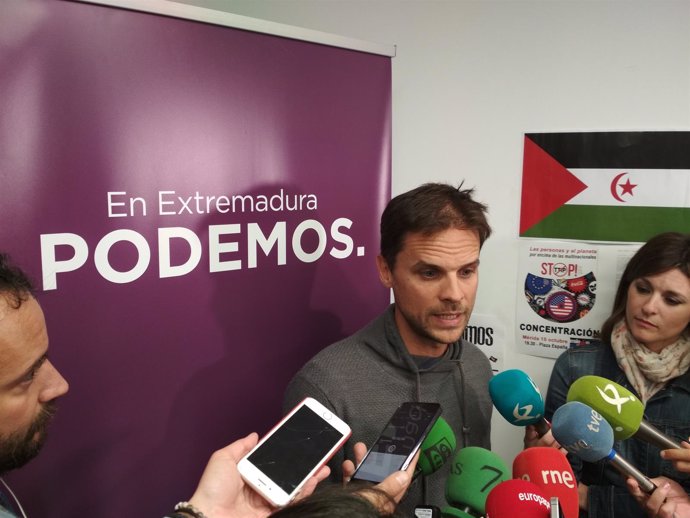Álvaro Jaén atiende a los medios de comunicación