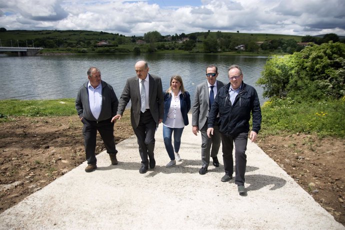 Obras Públicas construye una rampa en el Pantano del Ebro 