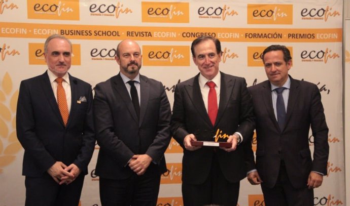 El presidente de Mapfre, Antonio Huertas, recibe el premio de Ecofin