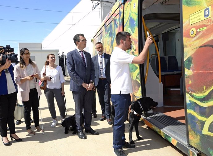Alcalde de Murcia en presentación nuevo dispositivo para invidentes del tranvía