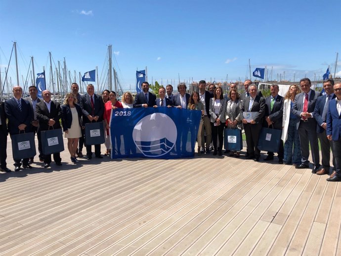 El consejero de Turismo de la Junta con las banderas azules a playas andaluzas