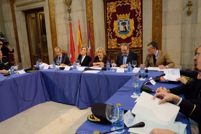 La alcaldesa de Madrid, Manuela Carmena, en la Junta Local de Seguridad