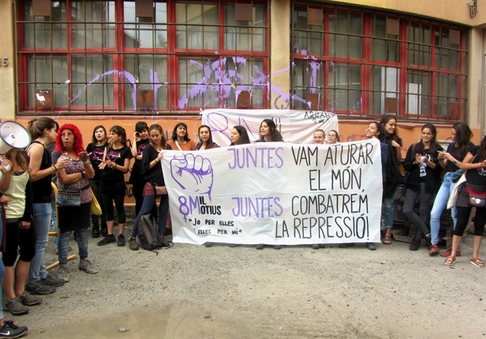 Un grup de persones ha recolzat a les set joves en els Jutjats de Rubí