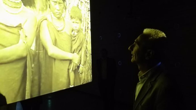 Vázquez observa la videoinstalación de Fiona Tan en el C3A
