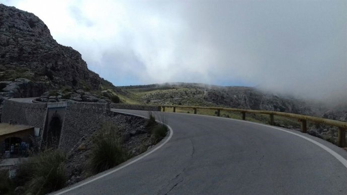 Carretera de la Serra de Tramuntana con barreras de madera