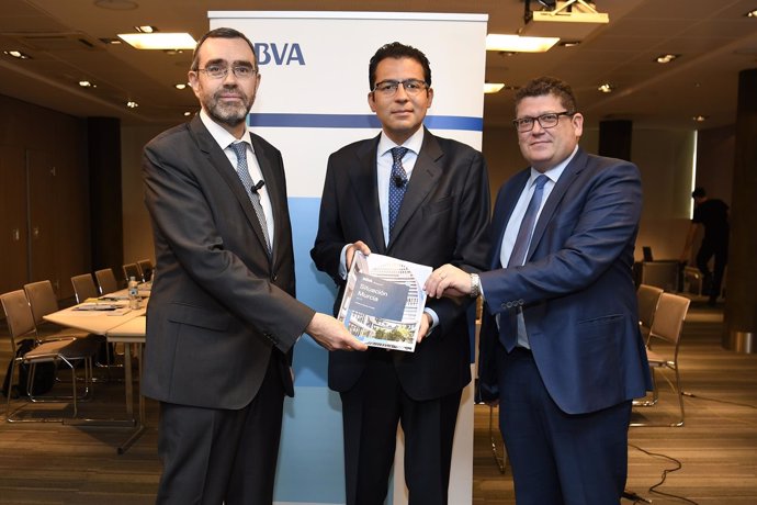 Alberto Charro, Miguel Cardoso y Alberto Carretón presentación informe BBVA
