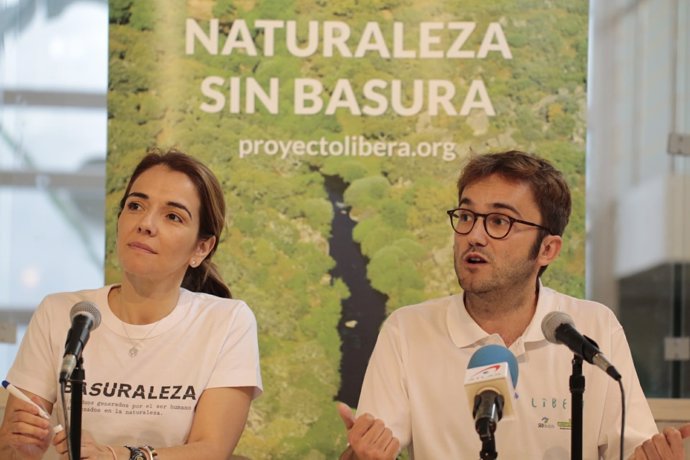 Nieves Rey de Ecoembes y Miguel López de SEO/BirdLife presentan '1m2'