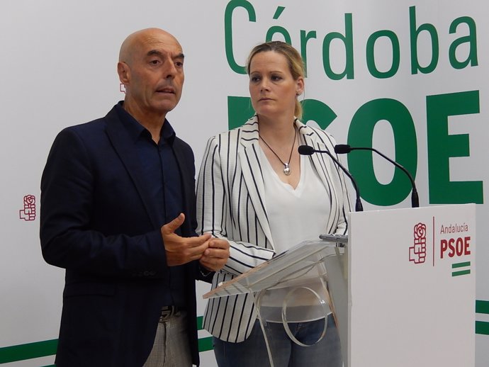 Antonio Hurtado y Zaida Cantera en la sede del PSOE cordobés