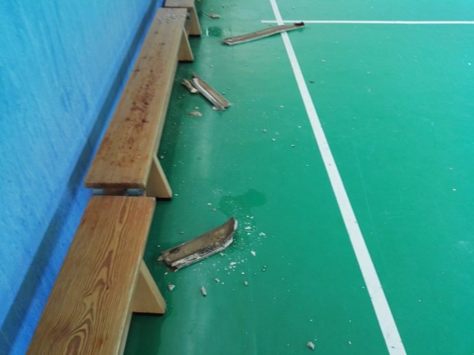 Goteras en un gimnasio de un colegio de Mahadahonda