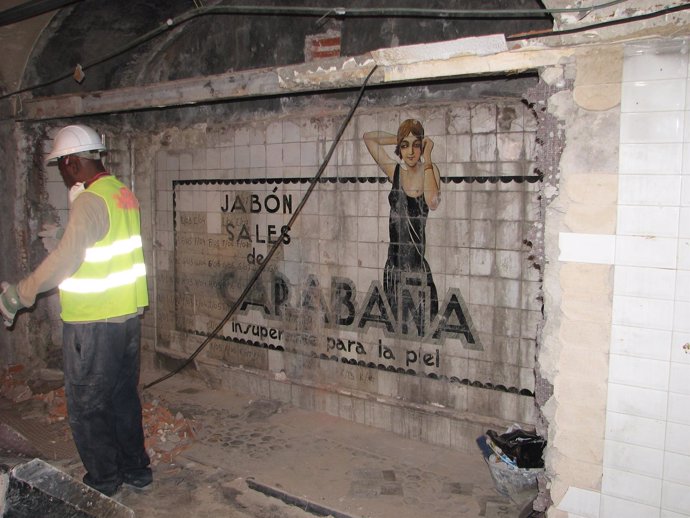 Imagen del anuncio descubierto durante las obras en la estación de Sevilla