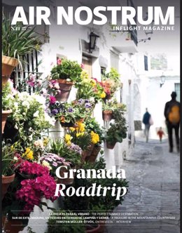 Granada, portada de la revista de la aerolínea Air Nostrum en junio 