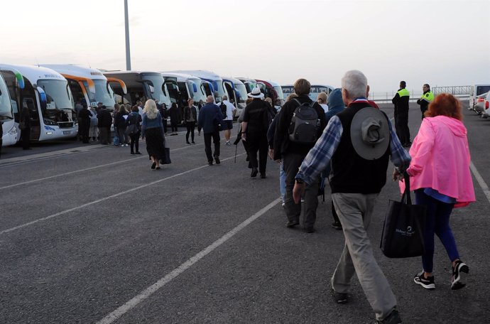 Cruceristas cogen los autobuses para ir a Huelva. 